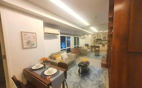 Bgc Taguig Cozy 2 Bedroom Loft, With Stunning Bgc Skyline View!